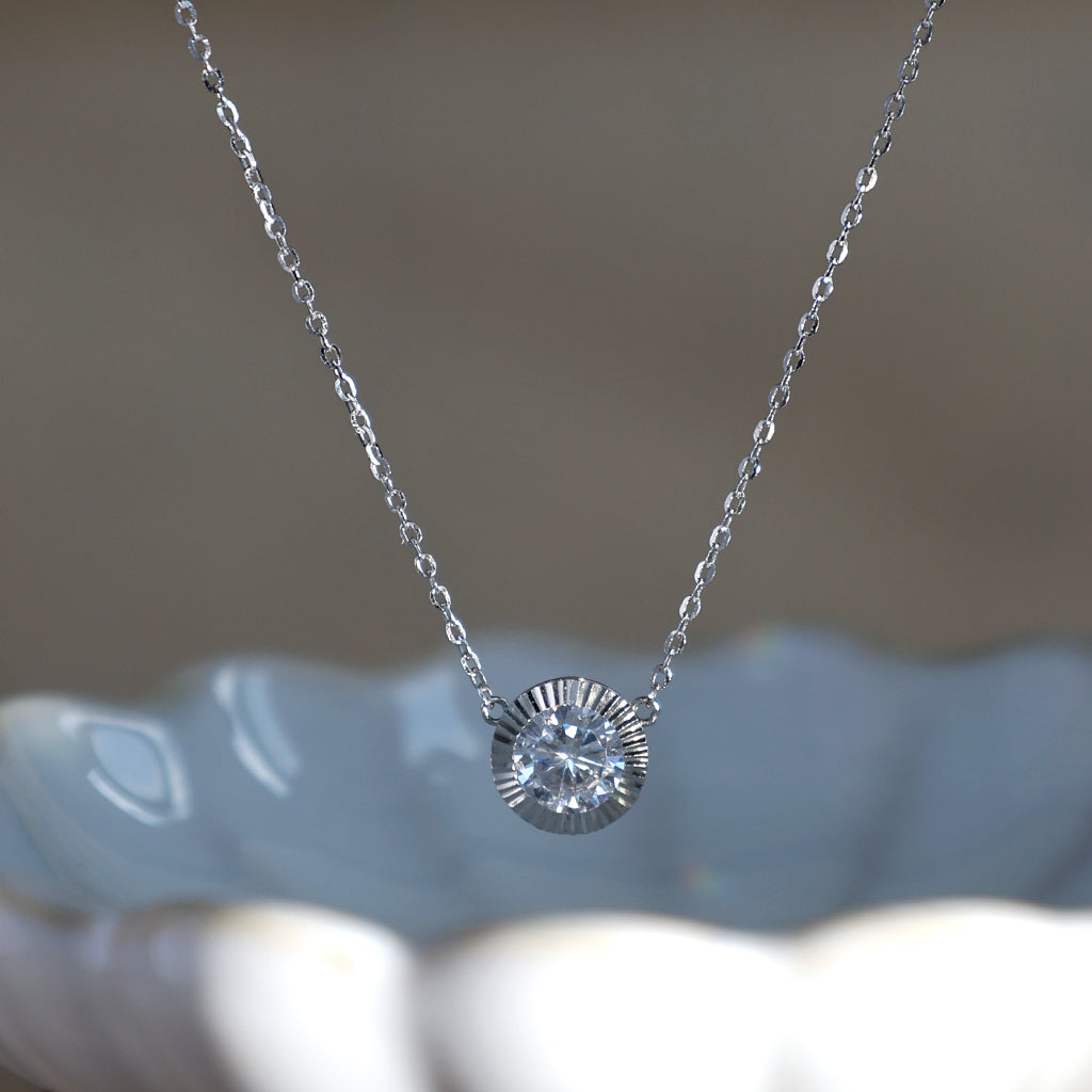 Silver Sparkling Zircon Disc Necklace_1